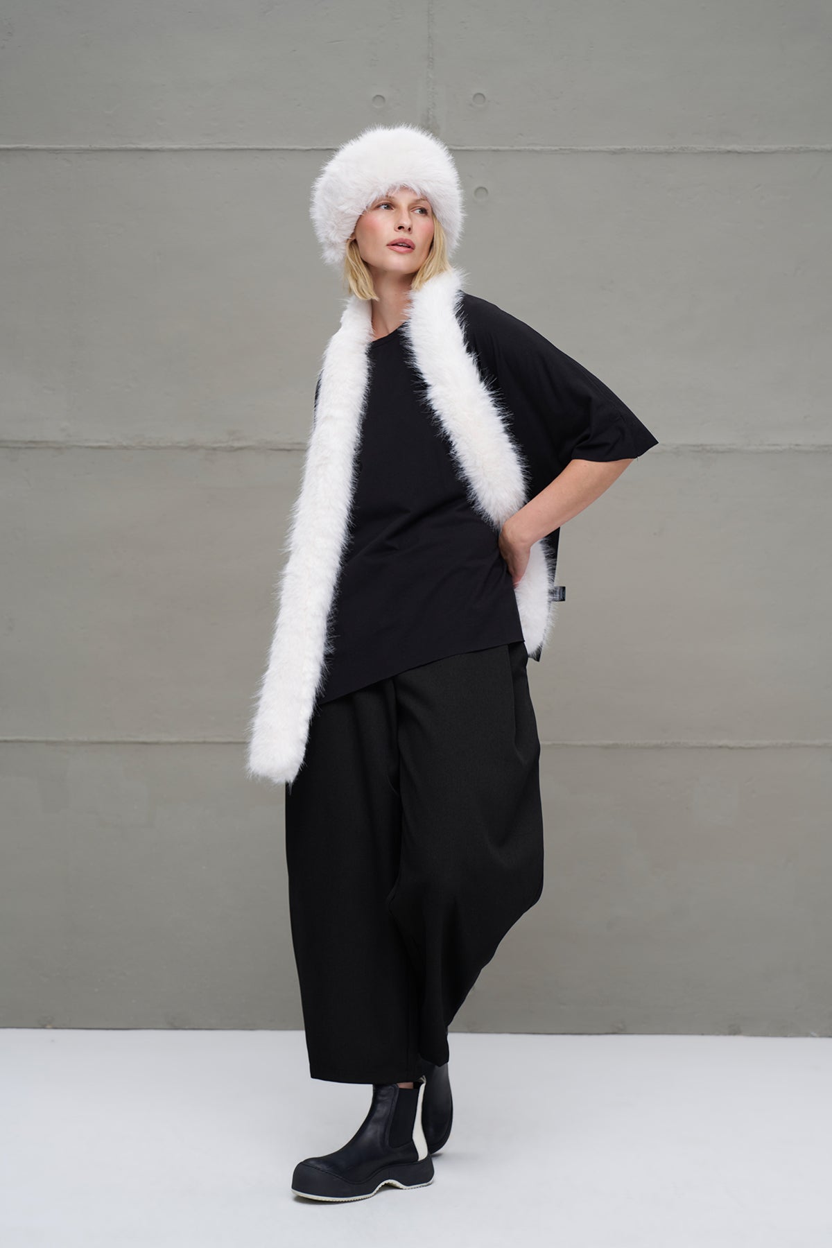 Off White Hat Postino